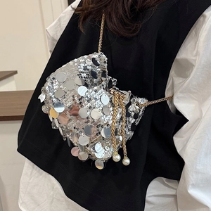 Sac seau à paillettes argentées avec chaîne dorée et détail de perle élégant