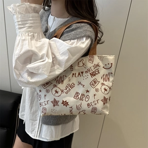 Grand sac fourre-tout à bandoulière en toile blanc cassé avec imprimé ours mignon