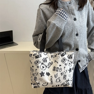 Sac cabas en toile blanche avec imprimés graffitis noirs et motifs d'oursons mignons