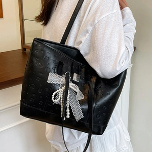 Grand sac cabas noir en cuir gaufré avec perles et dentelle style minimaliste