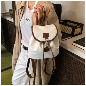 Détail du sac à dos en cuir PU blanc avec bordure marron montrant le cordon de serrage