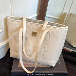 Sac fourre-tout crème gaufré chic avec logo Creative Cat en métal et breloque perle