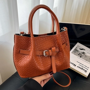 Sac fourre-tout en cuir tressé marron avec boucle métallique et bandoulière amovible