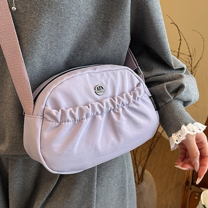 Borsa a tracolla plissettata viola chiaro alla moda con tracolla larga regolabile