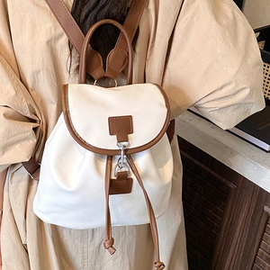 Sac à dos minimaliste en toile blanche avec garniture en cuir vu de dos sur modèle