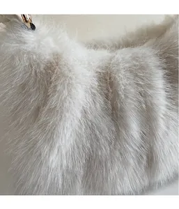 Gros plan sur la texture en fourrure blanche du sac à bandoulière avec anneau doré