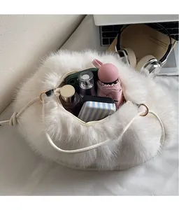 Vue de dessus du sac en fausse fourrure blanche montrant sa grande capacité interne