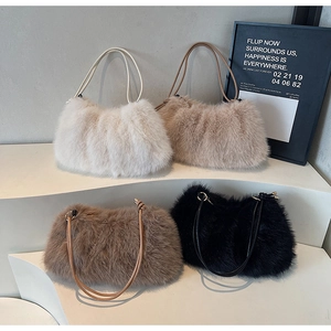 Détails de sacs à bandoulière en fausse fourrure en blanc, beige, marron et noir chic