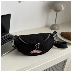 Dettaglio del borsello nero a mezzaluna con ricamo rosa su un tavolo bianco