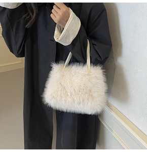 Gros plan sur un sac à main en peluche blanche avec fausse fourrure et fines lanières