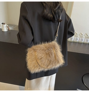 Détail d'un sac bandoulière en peluche kaki avec bandoulière longue et texture douce
