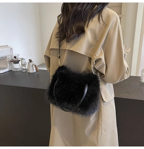 Sac à bandoulière en fausse fourrure avec lanière en cuir dans un cadre de rue élégant