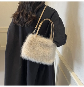 Détail d'un sac à main en fausse fourrure pelucheuse crème avec accessoires dorés chics