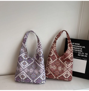 Dettaglio macro di borse shopper etniche con motivi geometrici viola e marrone rossastro