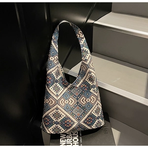 Dettaglio del motivo geometrico in tessuto della borsa tote etnica in tela con tracolla