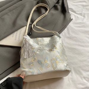 Sac fourre-tout en toile brodé de papillons bleus avec pompon et bandoulière réglable