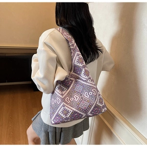 Dettaglio del motivo etnico geometrico viola e bianco sulla borsa tote in tela