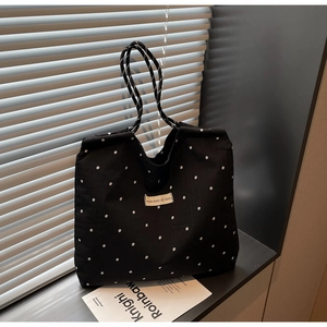Détail du grand sac cabas en mousseline noire avec imprimés fleurs et anses en corde