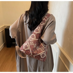 Dettaglio della borsa tote in maglia boho con trama geometrica e tracolla larga