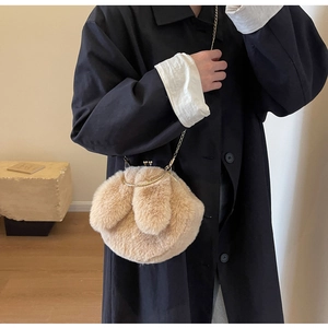 Détail du sac bandoulière en peluche forme lapin avec fausse fourrure et chaîne dorée