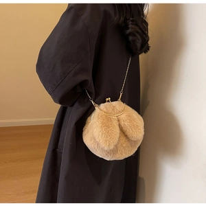 Détail du sac bandoulière mignon en peluche avec oreilles de lapin et chaîne dorée