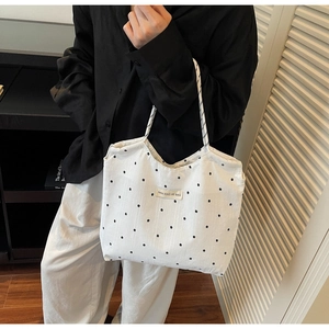 Détail du sac cabas en mousseline blanche avec motif floral et fines anses en corde