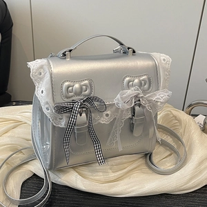 Sac à main argenté style écolier avec bordure en dentelle et nœuds décoratifs