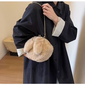 Détail du sac à bandoulière en peluche lapin avec fermoir en métal et chaîne dorée