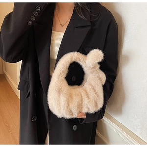 Détail du sac à main beige en fausse fourrure montrant la texture douce et le design plissé