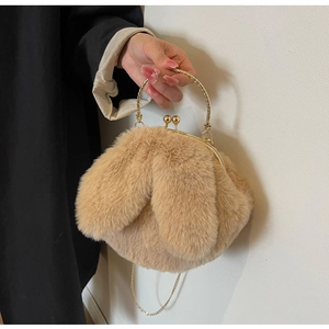 Détail du sac à main en peluche avec oreilles de lapin, poignée dorée et bandoulière