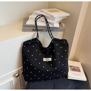 Détail du sac cabas en mousseline fleurie noire avec poignée en corde tressée