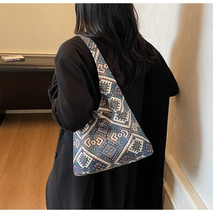 Dettaglio della trama etnica geometrica sulla borsa tote in tessuto jacquard chic