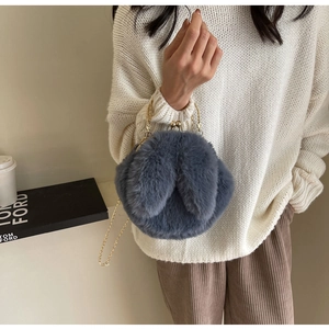 Vue détaillée du sac peluche oreilles de lapin avec fermoir doré et poignée en chaîne