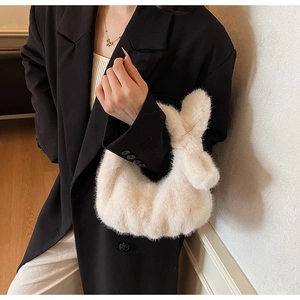 Détail du sac à main en fausse fourrure crème avec de jolies oreilles de lapin déco