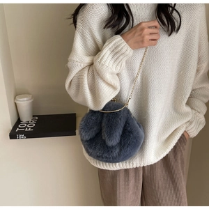 Détail du sac lapin en peluche grise avec fermoir vintage doré et bandoulière