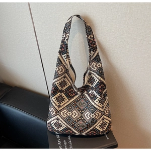 Dettaglio della trama tessuta jacquard bohémien e della chiusura magnetica sulla borsa