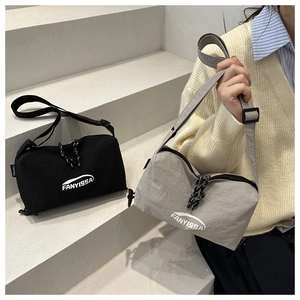 Vue détaillée de sacs bandoulière en nylon noir et gris avec logo et sangle réglable