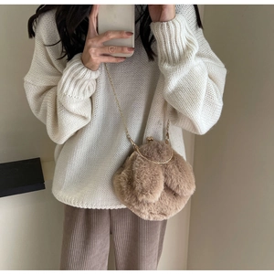 Détail du sac en peluche oreilles de lapin avec poignée métal et bandoulière