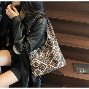 Borsa tote etnica con stampe geometriche vintage mostrata in un contesto lifestyle