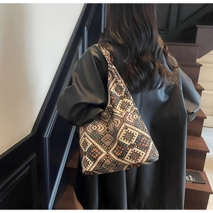 Dettaglio della borsa tote jacquard con motivi geometrici etnici e trama spessa
