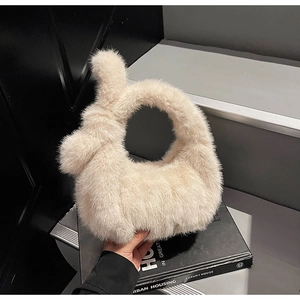 Détail du sac à main en fausse fourrure blanc cassé avec poignée à nœud élégante