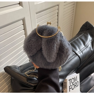 Détail du sac en peluche gris à oreilles de lapin avec poignée dorée et fermoir clip