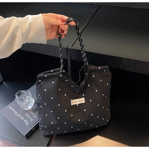 Détail du sac cabas en mousseline fleurie avec poignée en corde et étiquette