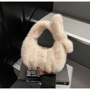 Vue détaillée d'un sac à main en fausse fourrure pelucheuse avec une poignée torsadée