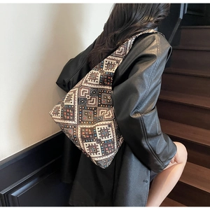 Dettaglio dei motivi etnici geometrici sulla borsa tote in tessuto intrecciato pesante