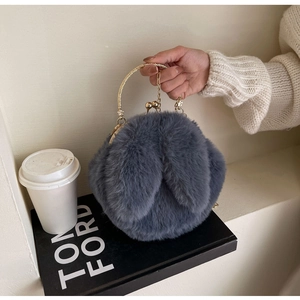 Détail du sac à oreilles de lapin en peluche grise avec poignée ronde dorée et fermoir