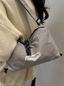 Graue Nylon-Umhängetasche mit FANYISSA-Aufdruck und verstellbarem Gurt für Damen