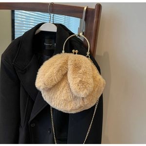 Détail du sac à main en peluche avec oreilles de lapin, fermoir doré et bandoulière