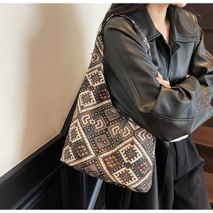 Dettaglio del motivo jacquard etnico geometrico su una borsa tote elegante con trama tessuta