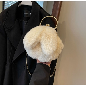 Détail du sac à main lapin en peluche avec oreilles en fourrure et poignées dorées